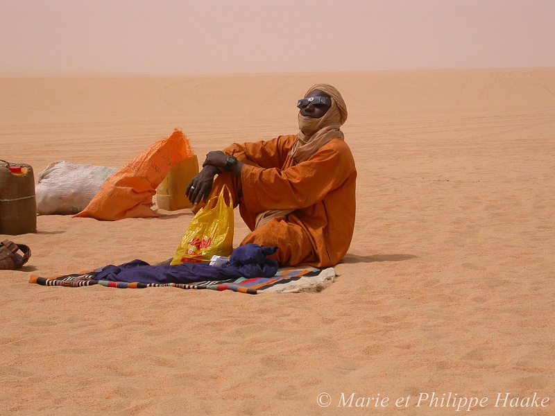 Touareg eclipse soleil 2627_wm.jpg - Marchand ambulant touareg, observant l'éclipe totale du soleil, le 29 mars 2006 (désert du Ténéré, Niger), au moyen de lunettes spéciales